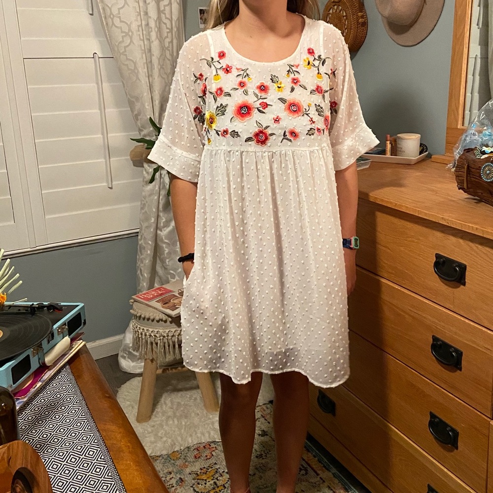 Adorable embroidered white dress with pockets!